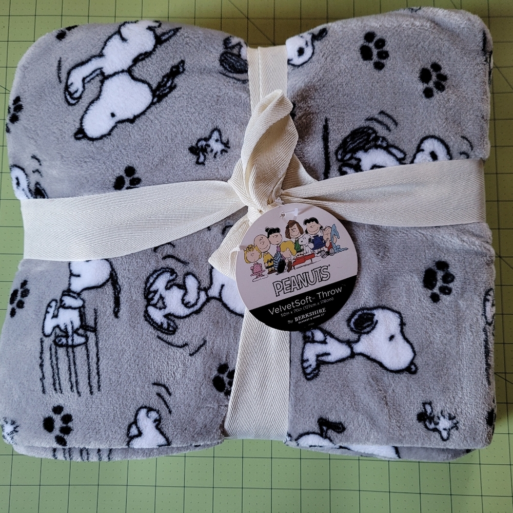 Peanuts VelvetSoft Throw Blanket - Gray